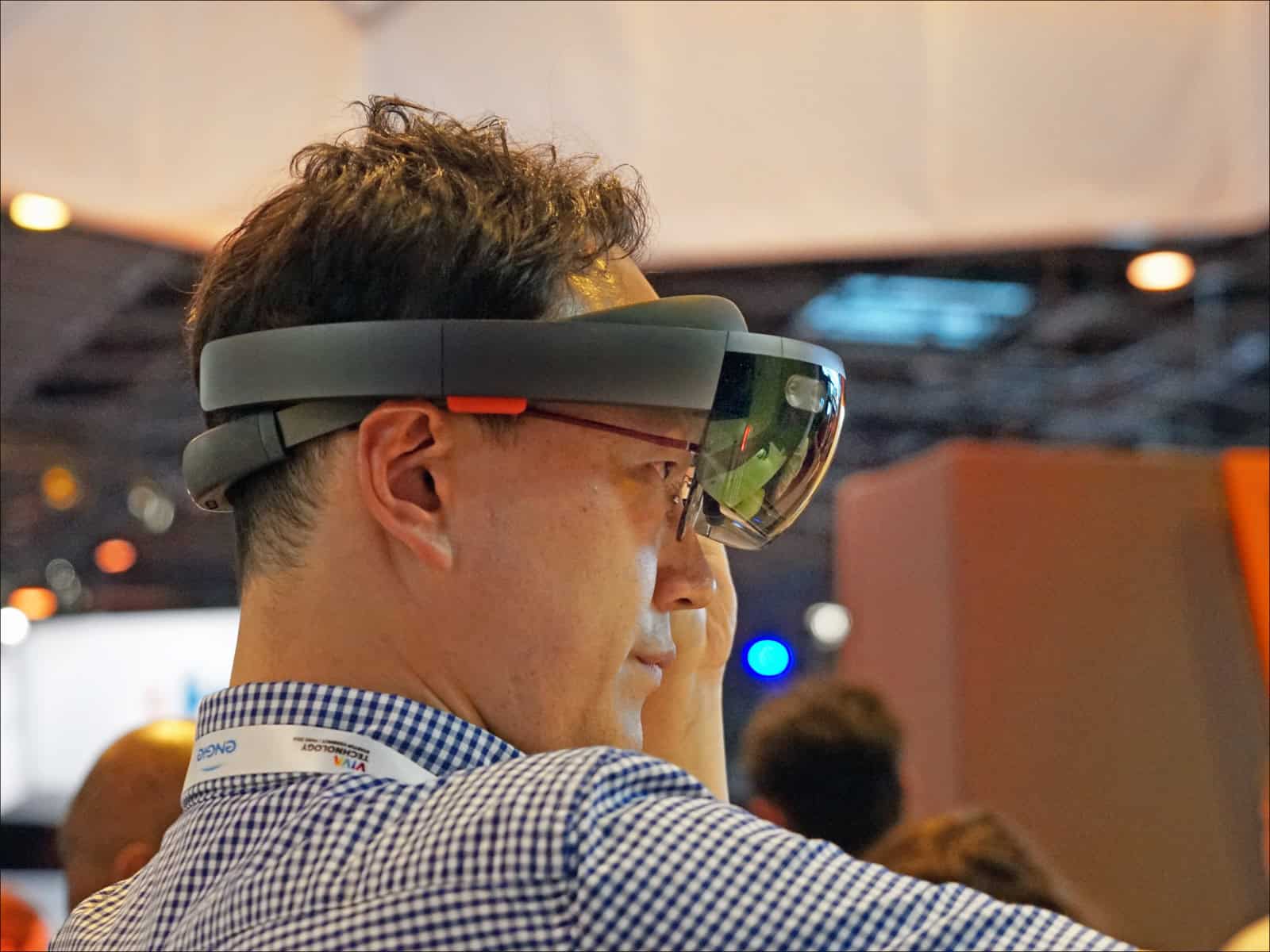 Microsoft HoloLens (2016)