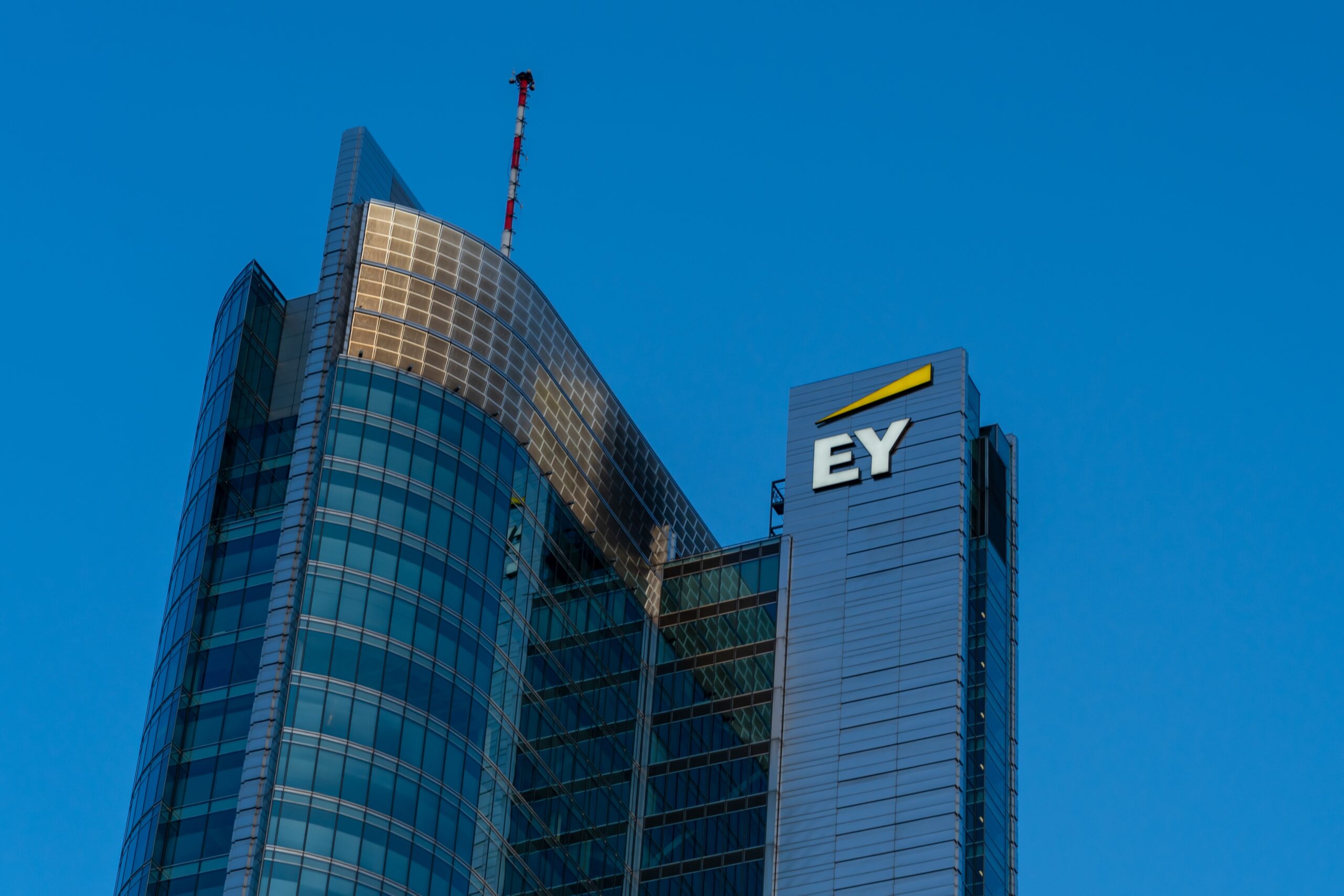 EY (Ernst & Young)