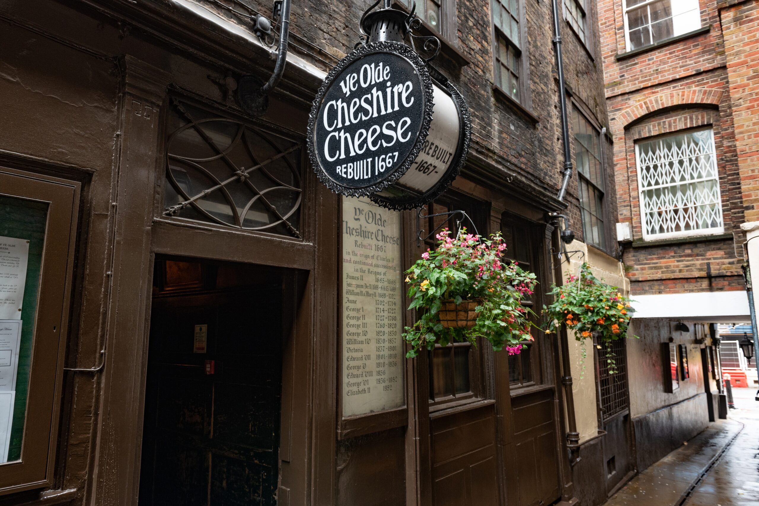 Ye Olde Cheshire Cheese – London, England